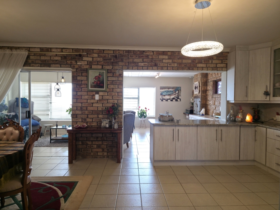 5 Bedroom Property for Sale in Wavecrest Eastern Cape